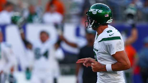 Jets' QB Aaron Rodgers celebrates with the "shooter" gesture